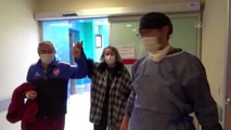 Koronavirüsü yenen yaşlı çift hastaneden el ele ayrıldı
