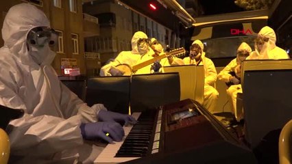 Mardin'de gezi aracıyla 'evde kalanlar' için konser