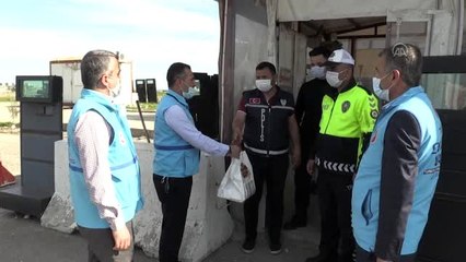 İl Müftülüğü personeli polislere tatlı ikram etti