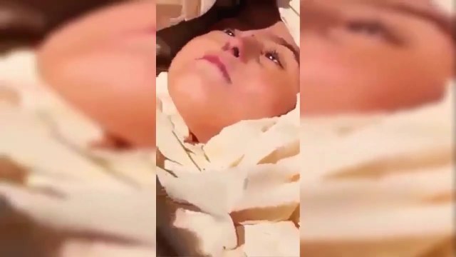 طفله متوفاه منذ اكثر من سنه تأتي لوالدها في المنام وتشكو له من ميت بجانبها يؤذيها بعذابه في القبر