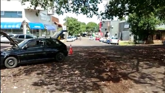 Veículo atinge meio-fio em acidente no Bairro São Cristóvão