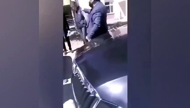 Yaylakent Belediye Başkanı Kadir Dede vatandaşa hem bıçağını gösterdi hem de 'takarım ha' sözleriyle tehdit etti