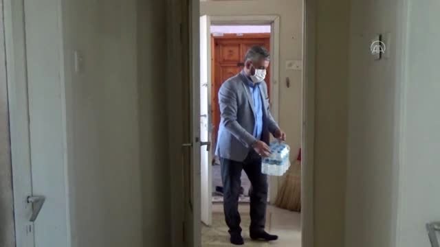 Din görevlisi evini Afgan anne ve 6 yaşındaki kızına ücretsiz tahsis etti