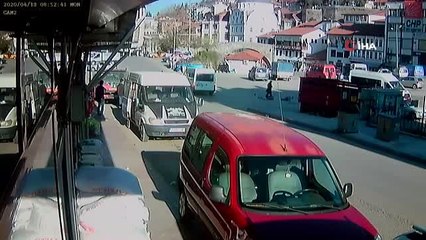 Minibüsten indikten sonra yolun karşısına geçmek isterken dehşeti yaşadılar...O anlar kamerada