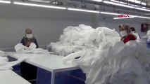 Tekstil fabrikasında 110 kadın çalışan, koruyucu tulum ve cerrahi önlük üretiyor