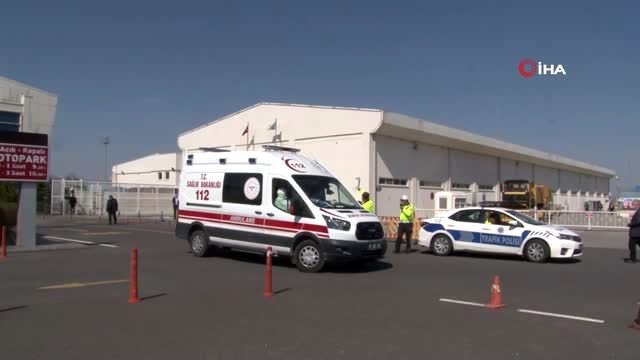 Yurtdışından yurda getirilen 248 kişi 'Ölürüm Türkiye'm şarkısı ve Türk bayrakları ile karşılandı