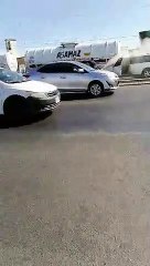 Se incendia camioneta a mitad de la vialidad