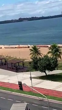 Dutos para dragagem de areia são colocados na Praia de Camburi