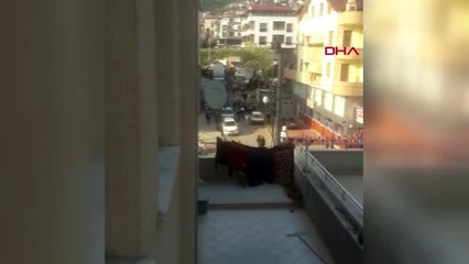 Pazar yerine dalarak 5 araca çarpan otomobilde içki şişeleri bulundu