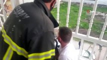 Kafası balkon demirine sıkışan çocuk, itfaiye ekiplerince kurtarıldı