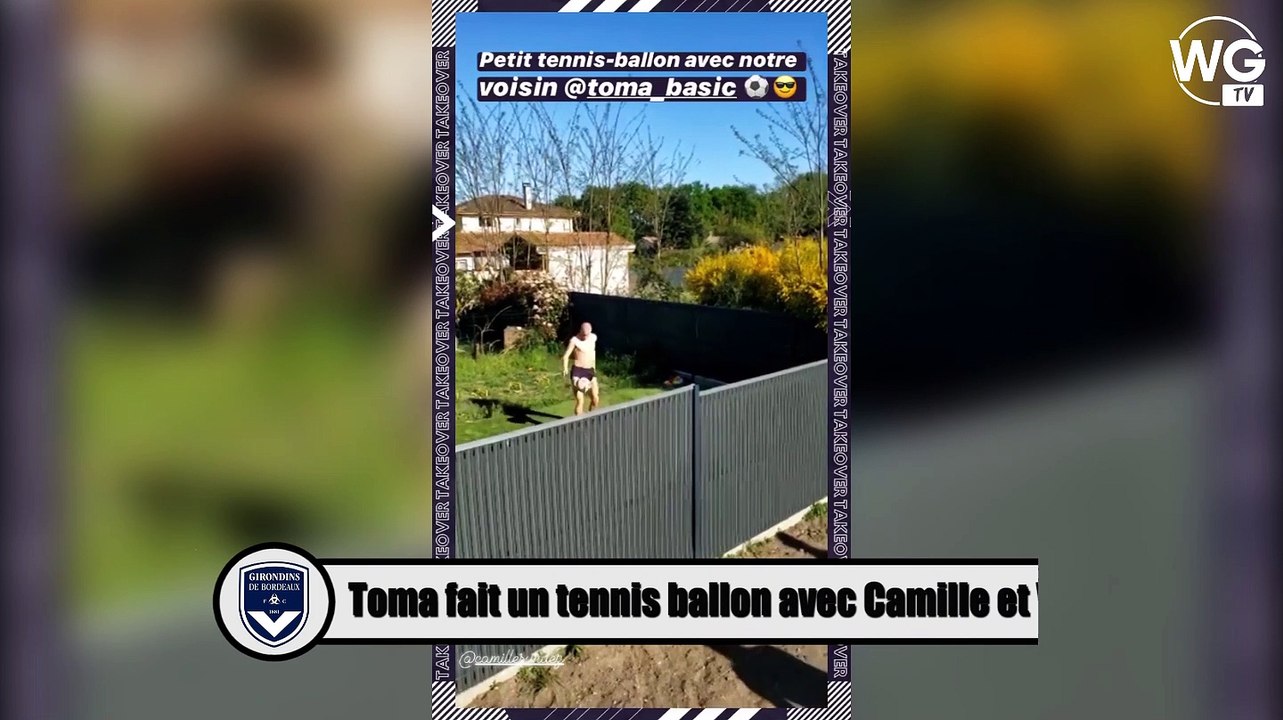 Toma Basic fait un tennis ballon avec deux joueuses des Girondins