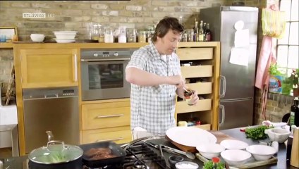 Grünes Gemüse auf schwarzer Bohnensoße.J.O