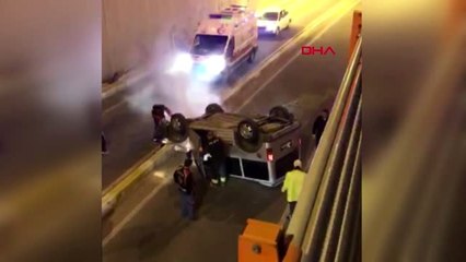 Hafif ticari araç, alt geçide uçtu: 2 yaralı