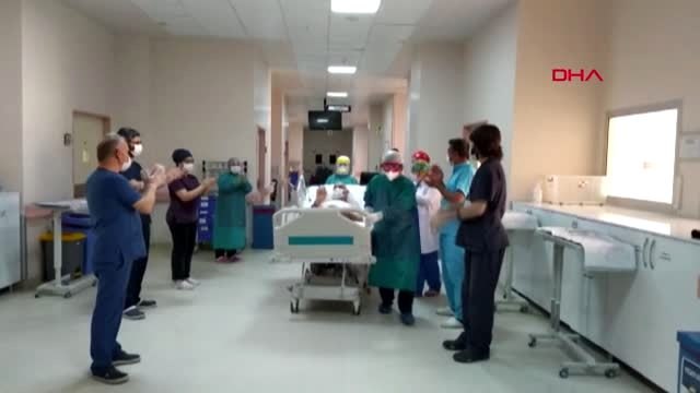 64 yaşındaki koronavirüs hastası, yoğun bakımdan servise alkışlarla alındı