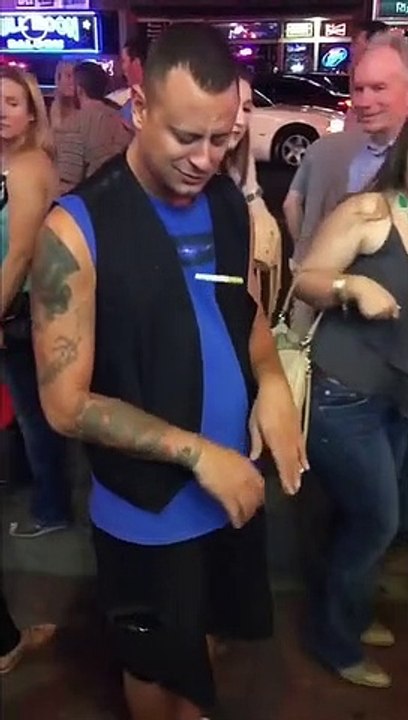 Un hommet et sa cigarette volante dans la rue