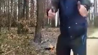 Deux russes veulent briser un tronc d'arbre