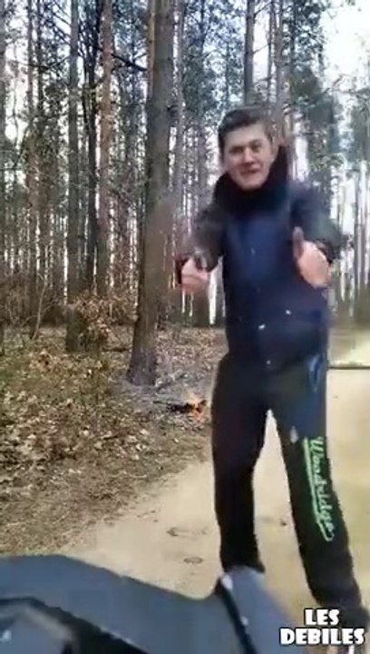 Deux russes veulent briser un tronc d'arbre