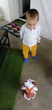 Les jouets de cet enfant sont bien décidés à lui apprendre la vie... oups