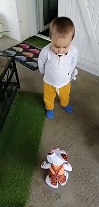 Les jouets de cet enfant sont bien décidés à lui apprendre la vie... oups