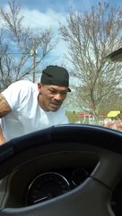 Ce laveur de vitre est passionné par son travail