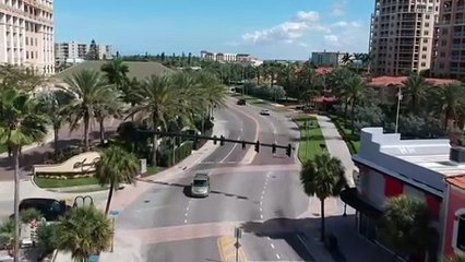 Políticos en Florida parecen no saber usar los guantes de protección frente al COVID-19