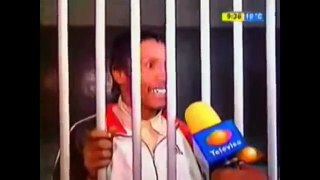 Gente graciosa detenida y entrevistada para la television