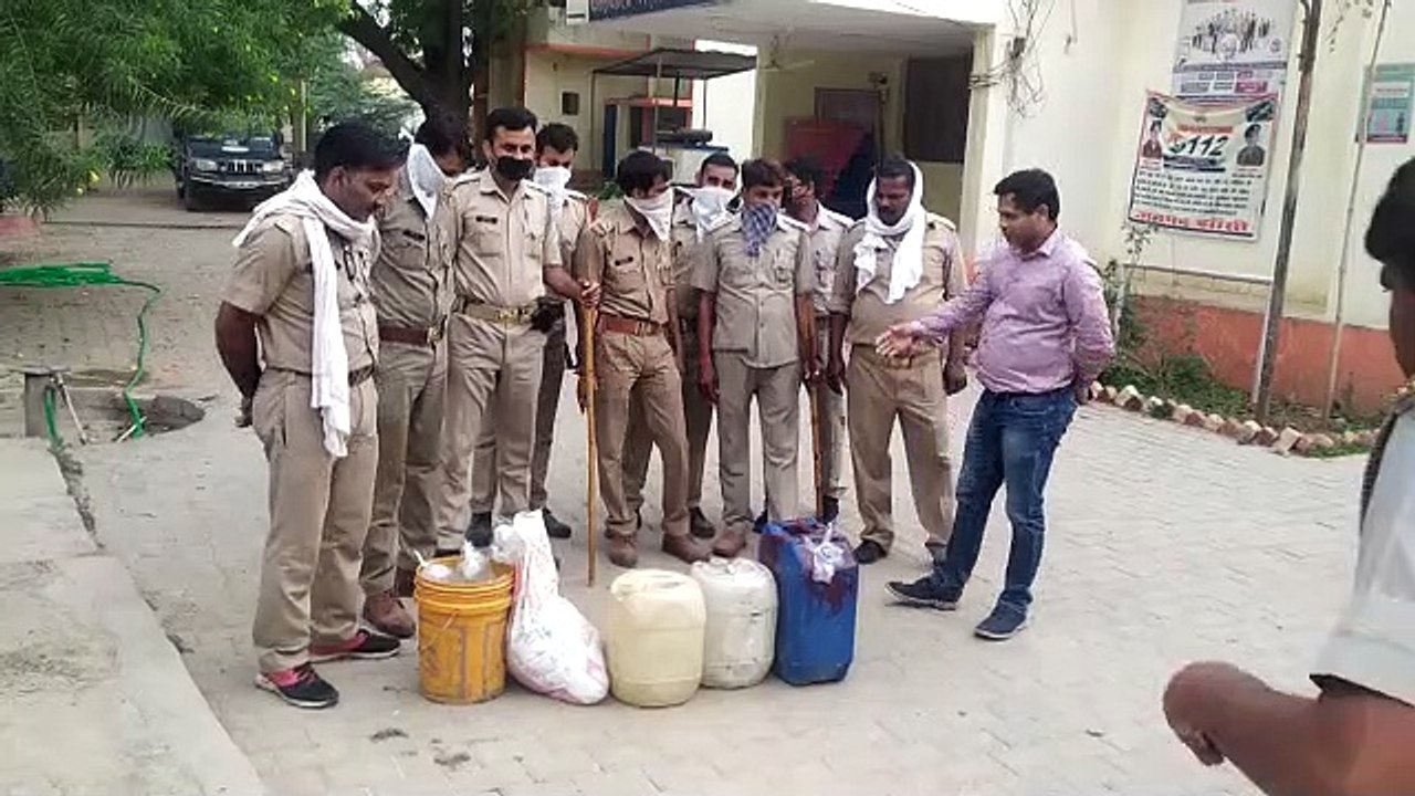 झाँसी: आबकारी व पुलिस टीम ने पकड़ी 400 लीटर कच्च...