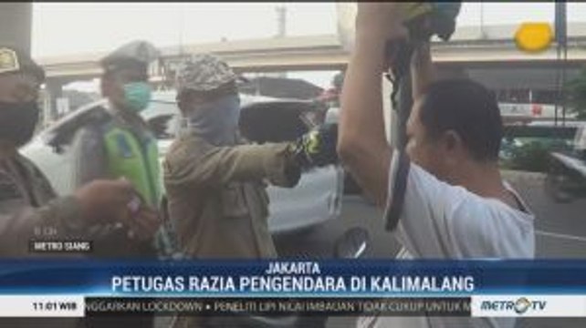 Hari Pertama PSBB, Petugas Razia Pengendara di Kalimalang