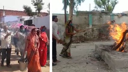 इकलौते बेटे की मौत के बाद बेटियों ने पिता की अर्थी को कंधा देकर दी चिता को मुखाग्नि