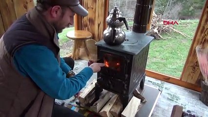 Koronavirüse karşı yaylada ahşap karavanda kalıyor