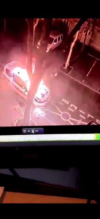 Colombes (92): Il incendie une voiture de la police municipale et prend feu avec !