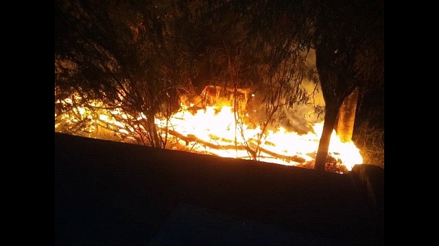 बाड़े में अचानक लगी भीषण आग .....बोलेरो जलकर खाक