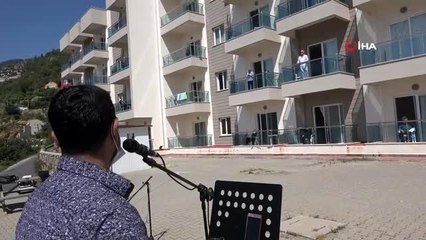 Sokağa çıkamayan huzurevi sakinlerinin eğlence ayaklarına geldi