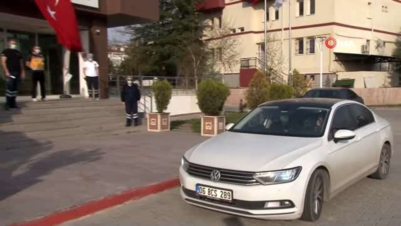 Doğum günü pastasını 112 personellerine armağan etti