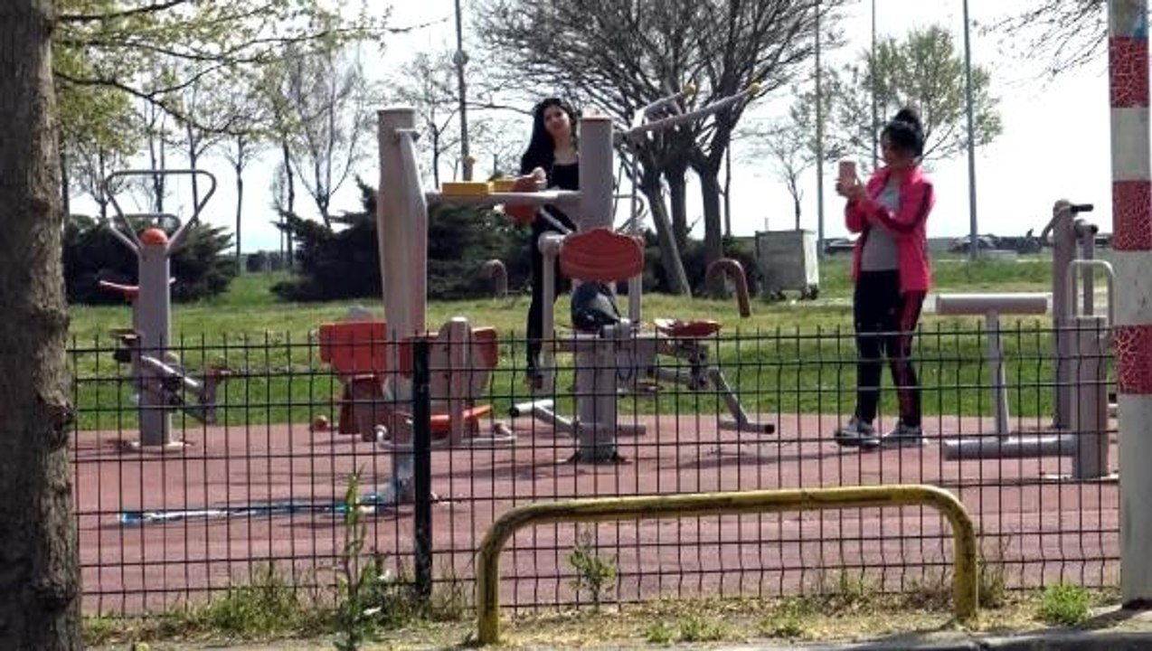 Bakan Koca, "1-2 hafta çok önemli" dedi ama; Avcılar'da cadde ve sahil dolup taştı