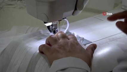 Gönüllü olarak maske ve tulum üretiyorlar