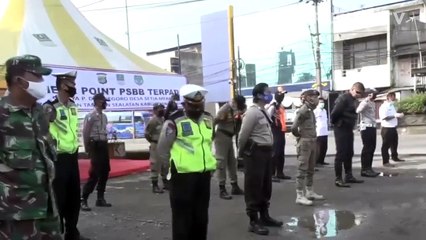 Petugas Kepolisian bersama Dishub memberikan sosialisasi kepada pengendara jelang penerapan PSBB.
