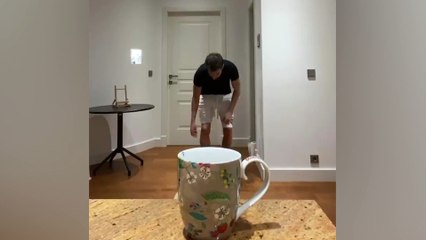 İspanyol futbolcu Fabregas, sağlık çalışanlarına destek için yeni bir akım başlattı