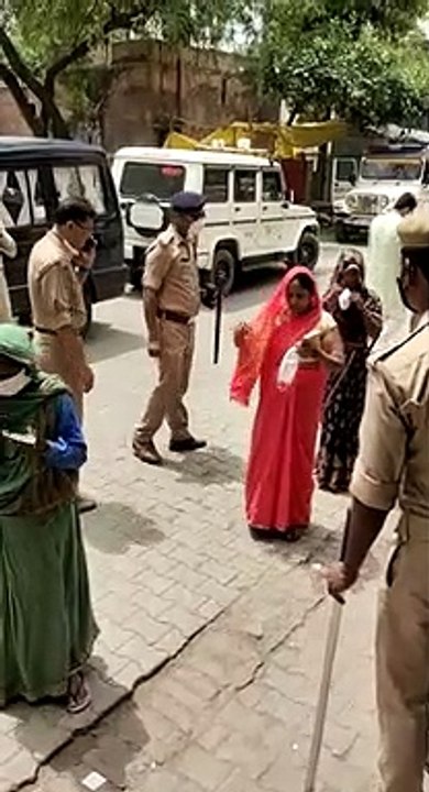 मैनपुरी: एसडीएम व सीओ ने वितरित किए मास्क