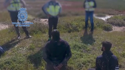 Detenidos dos hombres que iban en una narcolancha por el Guadalquivir