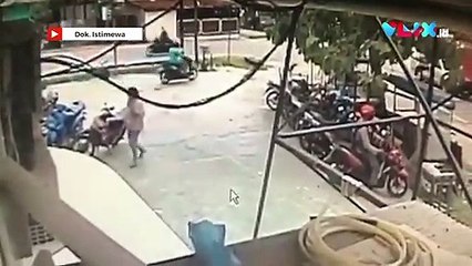 Rekaman CCTV Detik-detik Polisi Ditembak di Poso