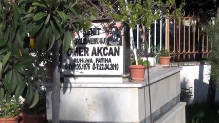 Evden çıkamayınca şehit oğlunun mezarını "görüntülü" ziyaret etti