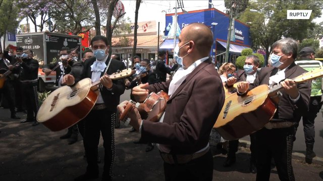 Mariachis fazem serenata em hospital na Cidade do México