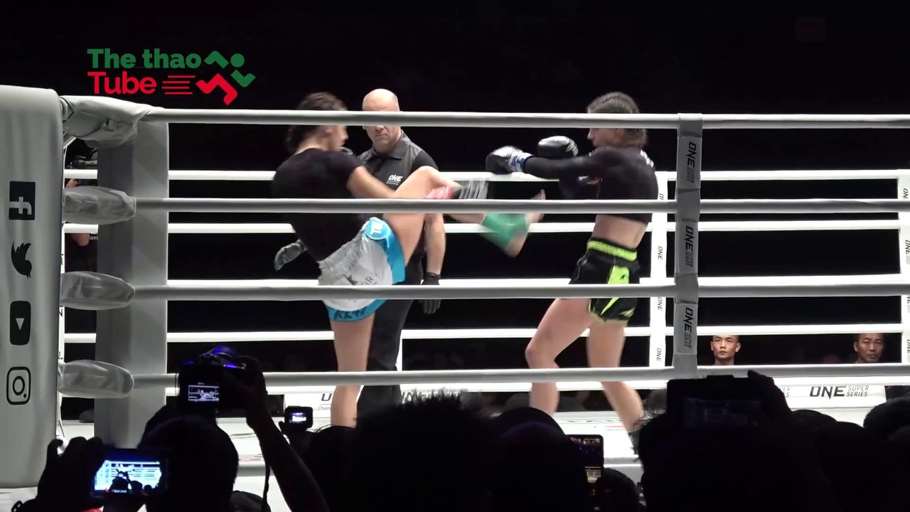 Đã xinh còn giỏi võ, hai đả nữ châu Âu tỉ thí ở Sài Gòn | Amber Kitchen - Viktoria Lipianska fight at ONE in Ho Chi Minh, Vietnam | ONE Championship