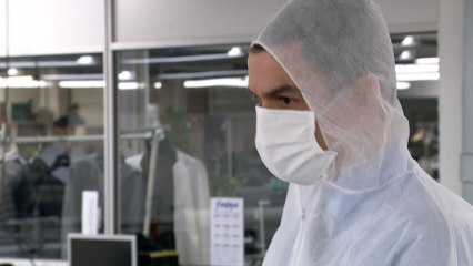 Sánchez visita una fábrica de mascarillas en Madrid