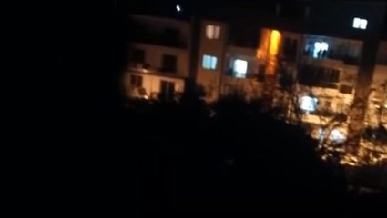 Balkonundan "Doymadım" şarkısını seslendiren esrarengiz kişi, ilçede gündem oldu