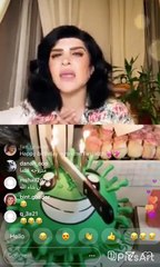 غدير السبتي تبكي أثناء حديثها مع ابنتها في المصابة بكورونا