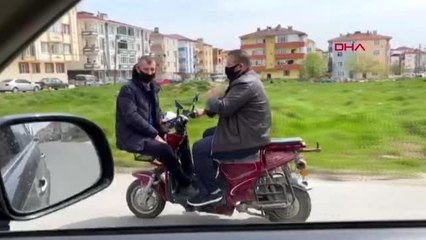 Motosiklet üzerinde tehlikeli yolculuk edenlerden Sosyal mesafeye böyle uyuyoruz sözleri