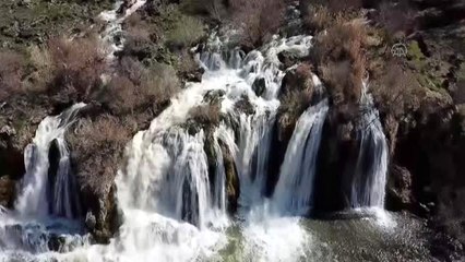 "Evde kal" çağrılarıyla Muradiye Şelalesi en sakin dönemini yaşıyor