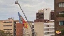 Bomberos Valencia despliegan una señera frente al Hospital Clínico